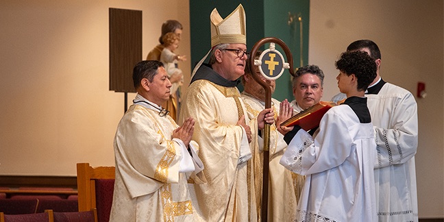 Obispo Martin llama a elegir a Jesús primero durante Misa de Pascua en español