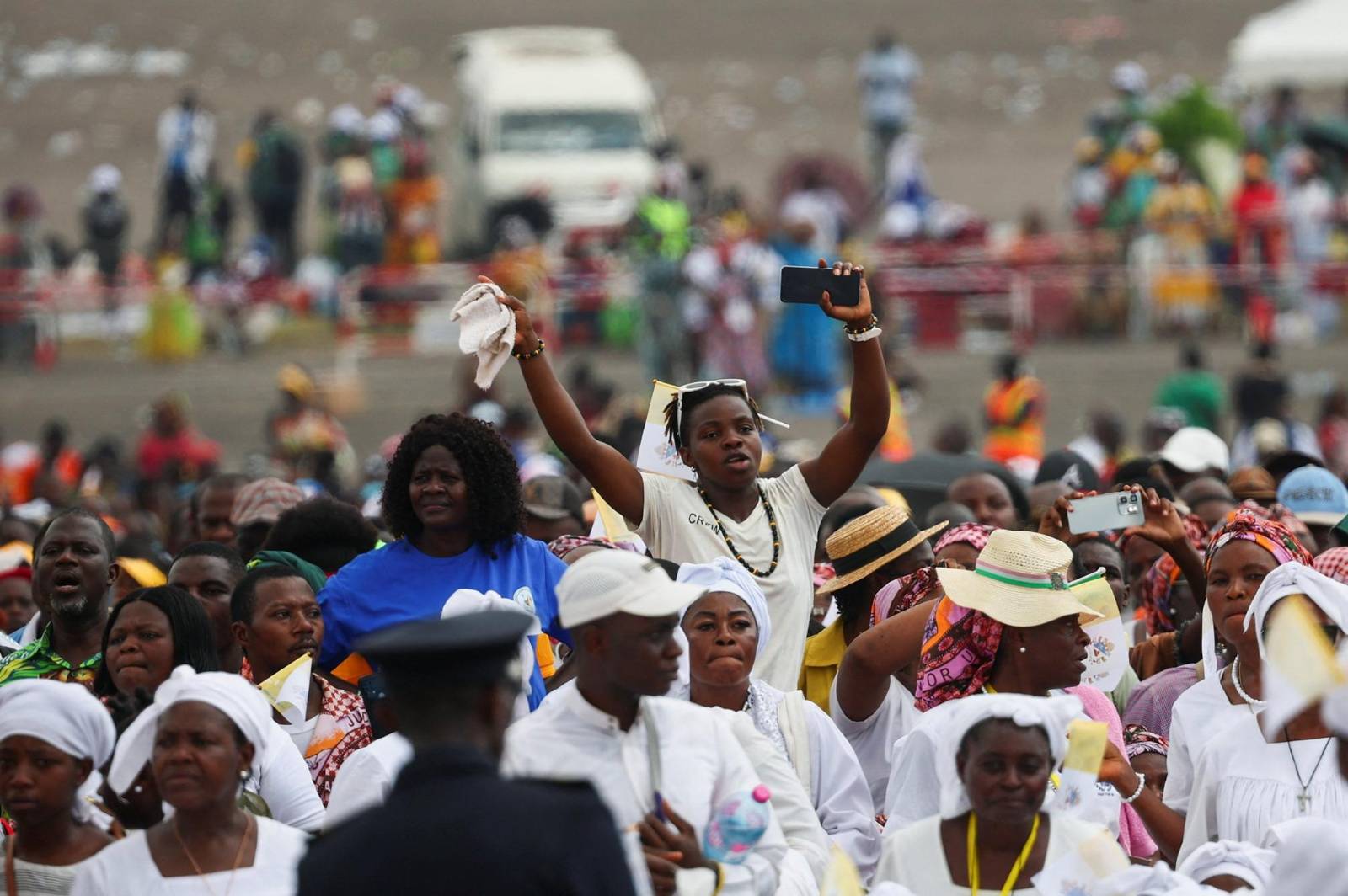 2026-04-17T094701Z_318500779_RC2XQKASAFHR_RTRMADP_3_POPE-AFRICA-CAMEROON-DOUALA (Copy)