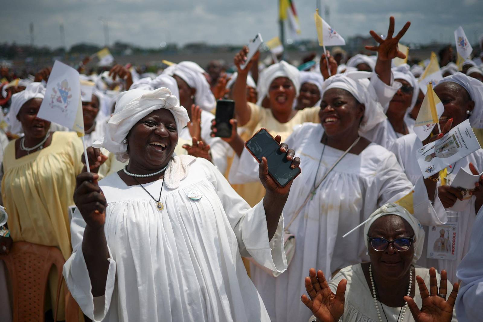 2026-04-17T104510Z_252687938_RC2XQKAGWEVL_RTRMADP_3_POPE-AFRICA-CAMEROON-DOUALA (Copy)