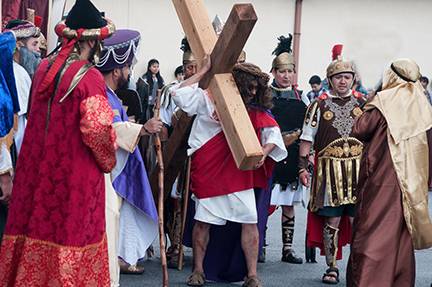 Living Stations at Our Lady of the Highways Church in Thomasville: Jesus carrying His cross. (Photo by Joe Thornton, correspondent)