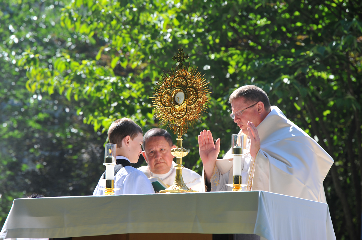 CHARLOTTE — Corpus Christi procession at St. Patrick Cathedral. (Photos by Markus Kuncoro)