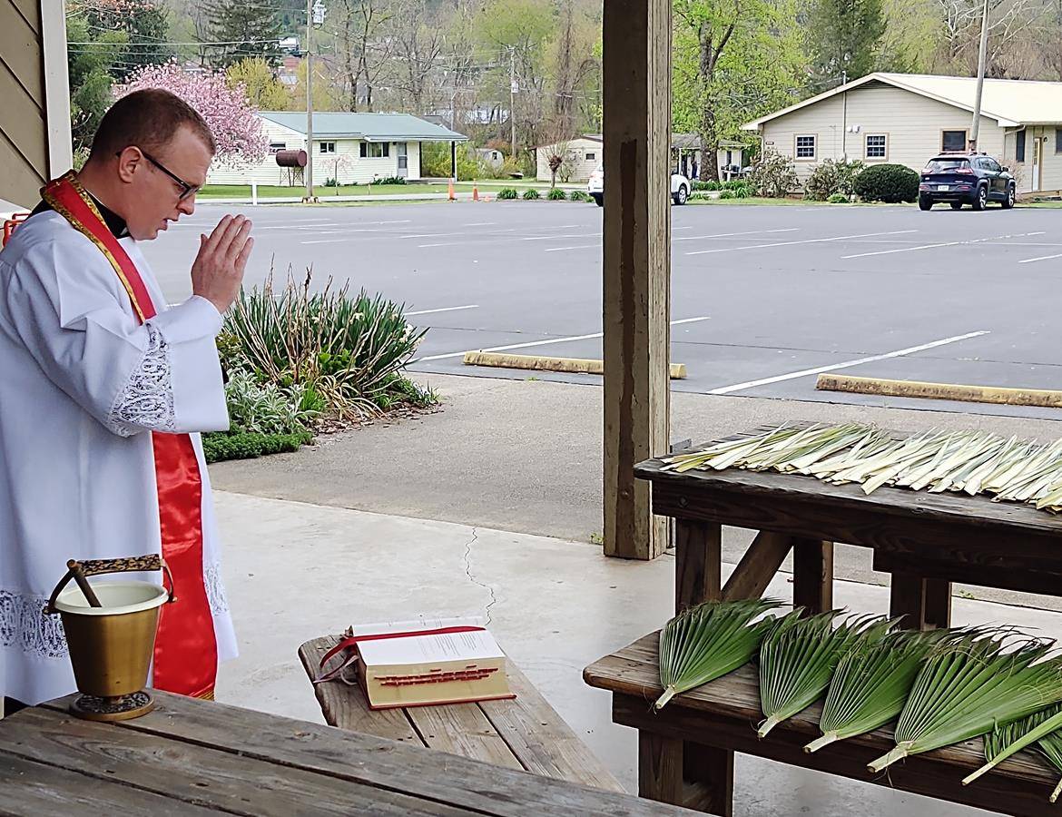 Father Casey Coleman, pastor of St, Mary Mother of God in Sylva, celebrates Palm Sunday Mass. (Photo by Della Sue Bryson, Catholic News Herald)