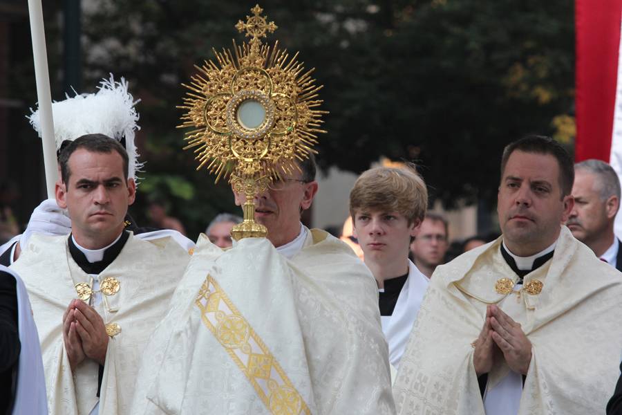 Eucharistic Congress procession in pictures