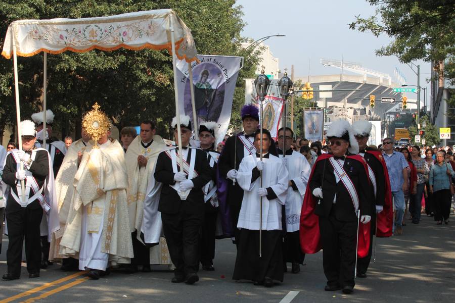 Eucharistic Congress procession in pictures