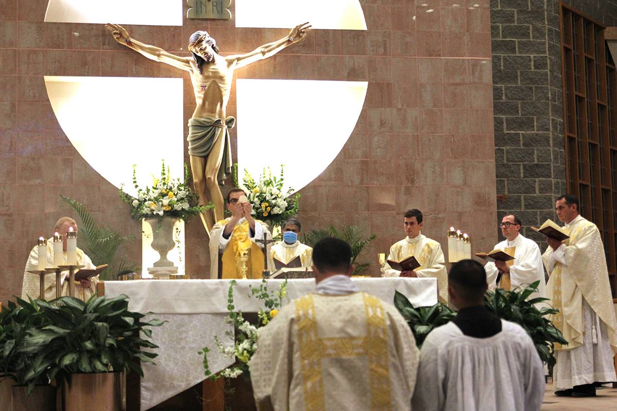 STANDALONE PIC 1- Each priest's first Mass of thanksgiving (Copy)