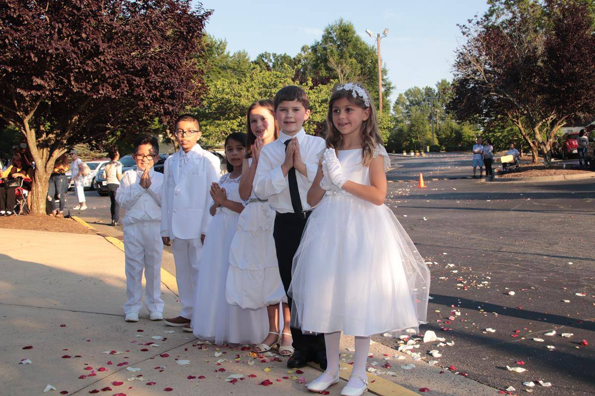 Father Noah Carter led a Corpus Christi at Holy Cross Church on June 6. (Photos by John Bunyea)
