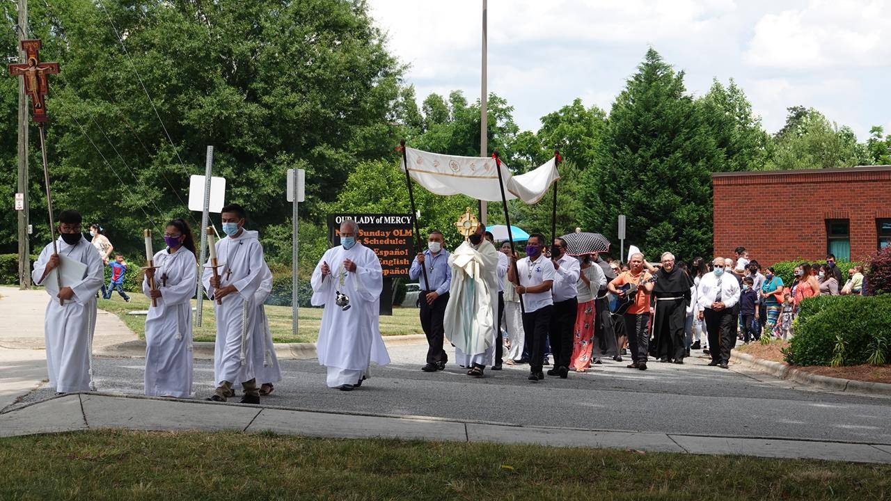 Corpus Christi procession at Our Lady of Mercy Church in Winston-Salem. (Photo by Alex Moreira)