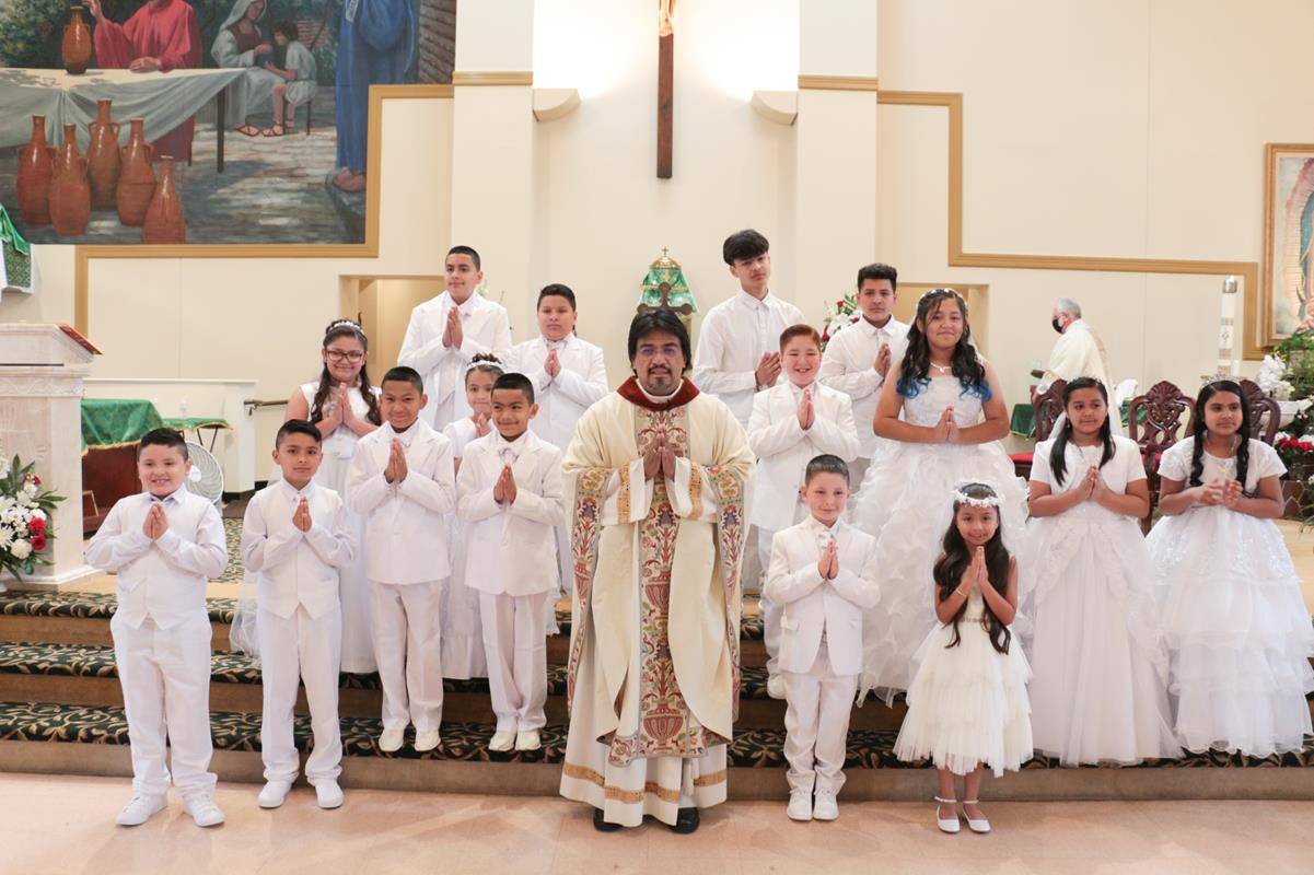 BOONVILLE — Children at Divine Redeemer (Divino Redentor) Church recently received the sacrament of first Holy Communion. Four Masses were offered by Father José Enrique Gonzalez Gaytán, pastor, at the Boonville parish. (Sergio Lopez | Catholic News Heral