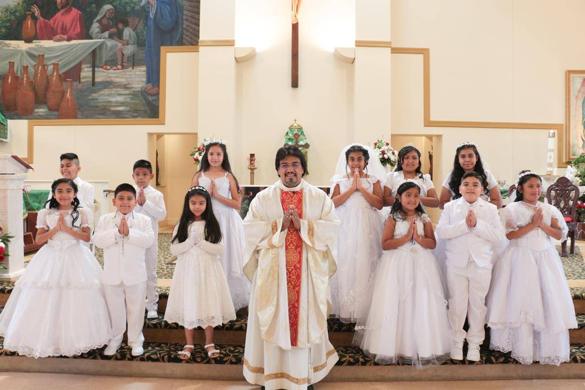 BOONVILLE — Children at Divine Redeemer (Divino Redentor) Church recently received the sacrament of first Holy Communion. Four Masses were offered by Father José Enrique Gonzalez Gaytán, pastor, at the Boonville parish. (Sergio Lopez | Catholic News Heral