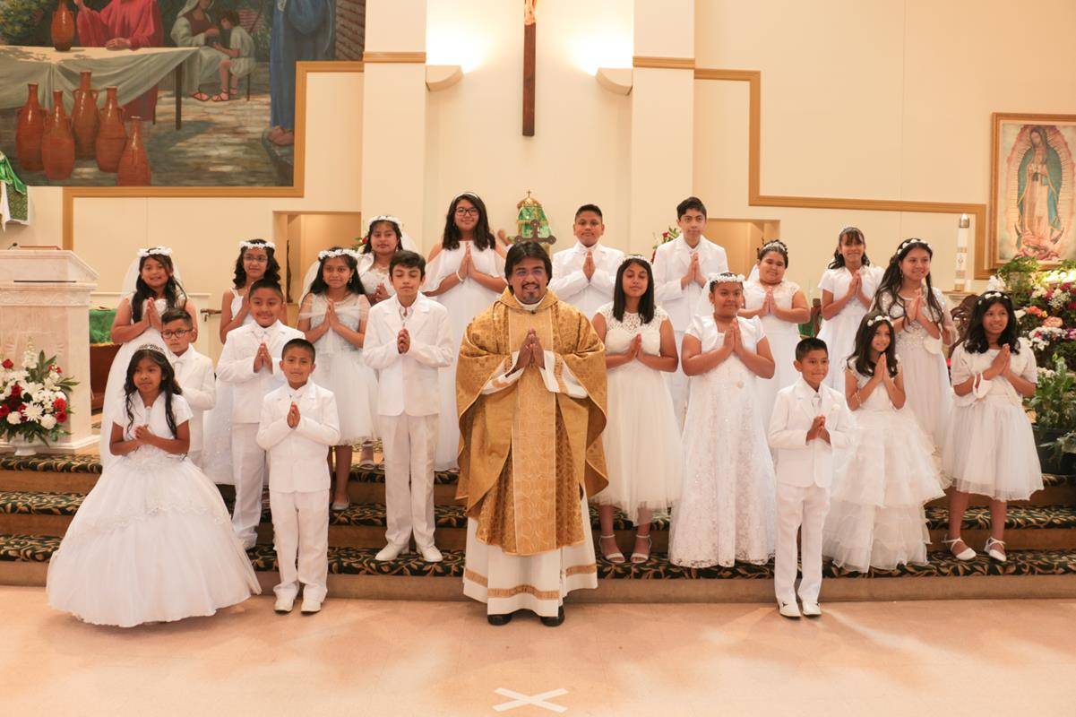 BOONVILLE — Children at Divine Redeemer (Divino Redentor) Church recently received the sacrament of first Holy Communion. Four Masses were offered by Father José Enrique Gonzalez Gaytán, pastor, at the Boonville parish. (Sergio Lopez | Catholic News Heral