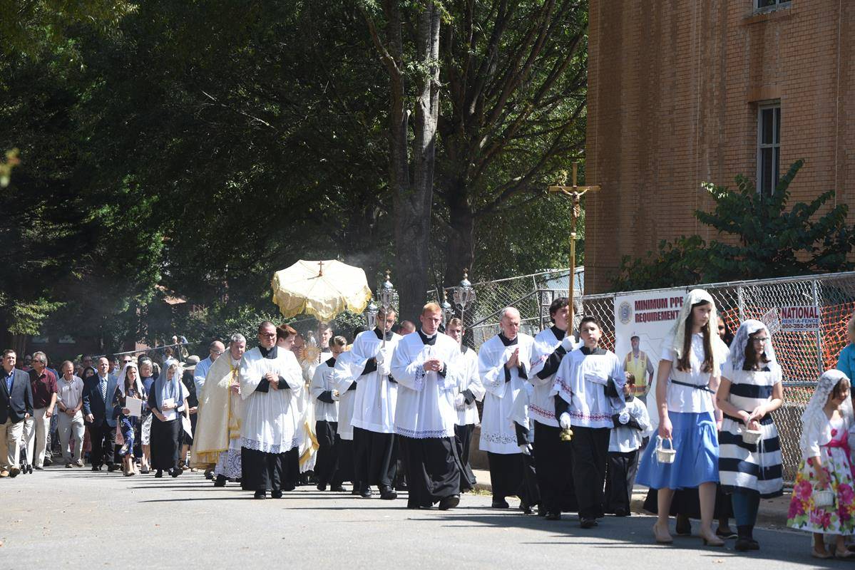 St. Ann Church in Charlotte celebrated the Eucharistic Congress with a Eucharistic Procession. (Photos provided by Markus Kuncoro)