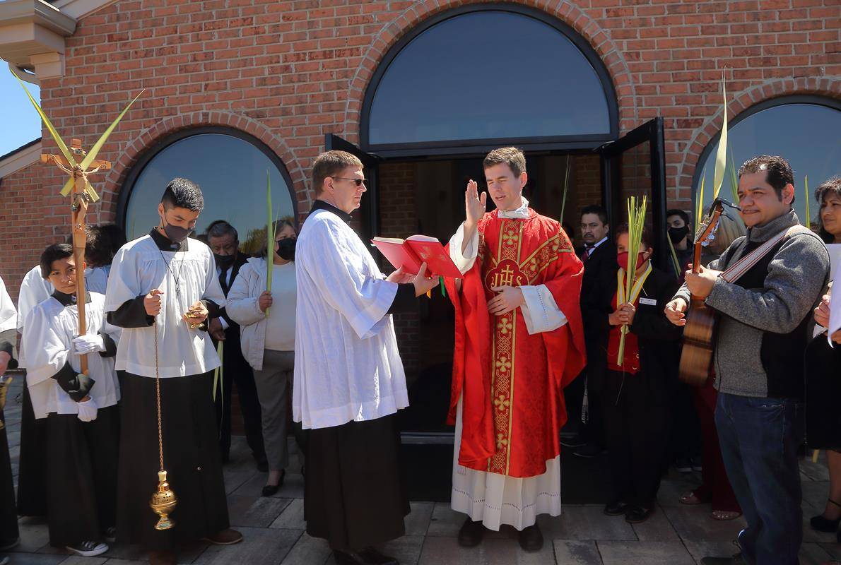 Father Peter Ascik blessign palms at St Mary Help of Christians, Shelby.(Photos by Giuliana Polinari Riley)