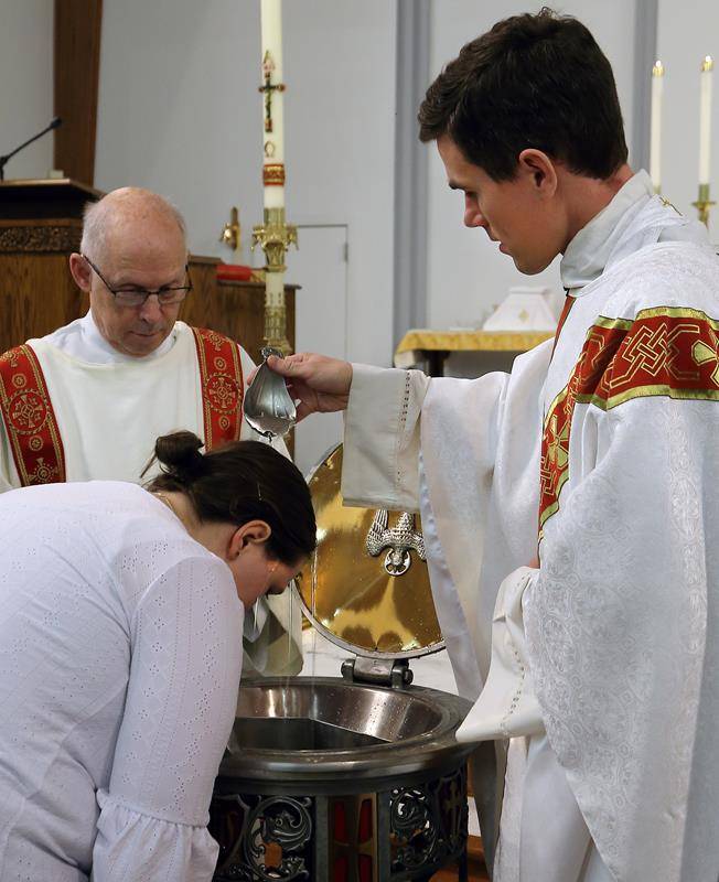 Fr. Peter Ascik baptizes Kaitlyn Kennedy.