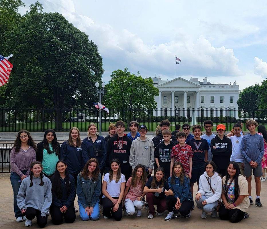 The eighth-graders posed in front of the White House.