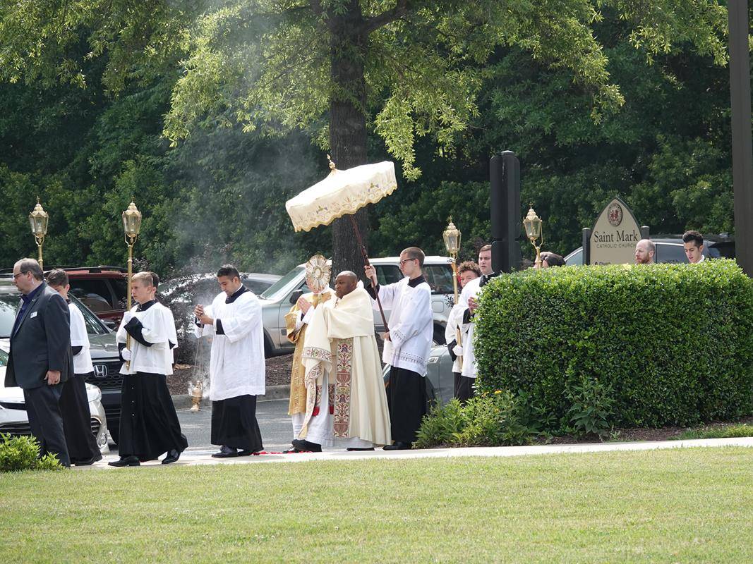 Sisters from the Daughters of the Virgin Mother organized the flower girls with rose petals and Diocese seminarians assisted and served at both Masses and Processions. (Photos by Amy Burger)