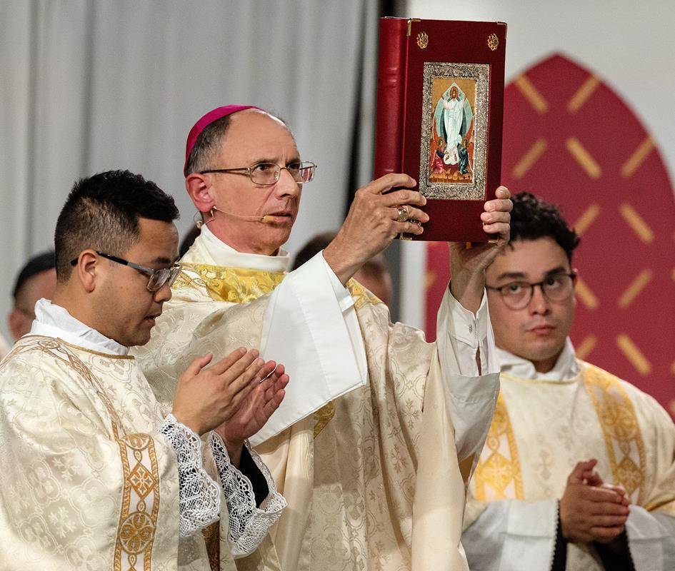 urges spiritual renewal for thousands at Eucharistic Congress