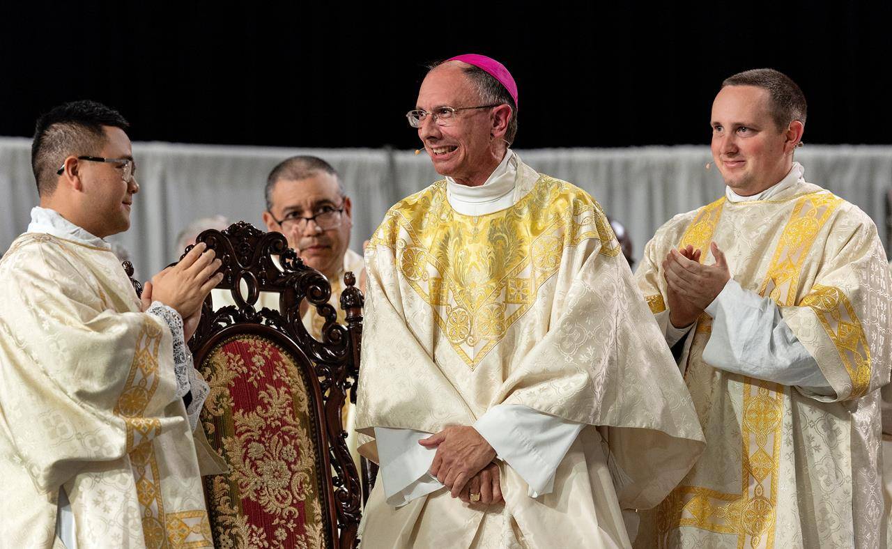 urges spiritual renewal for thousands at Eucharistic Congress