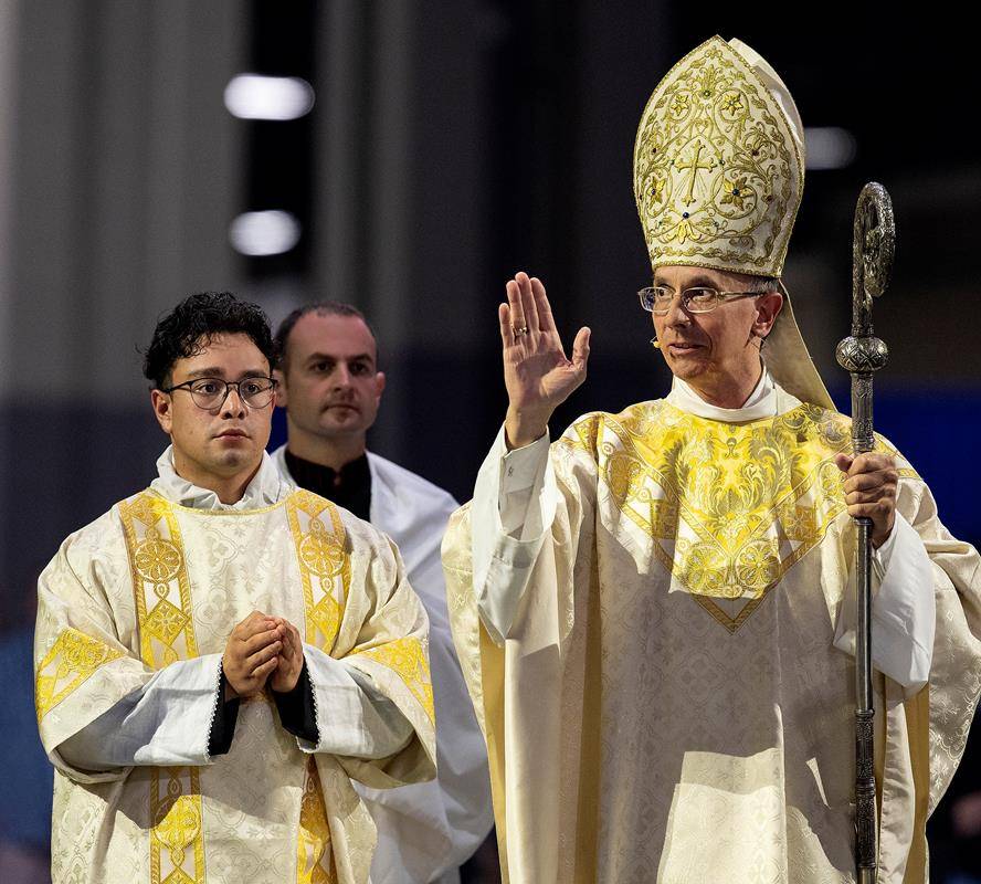 urges spiritual renewal for thousands at Eucharistic Congress