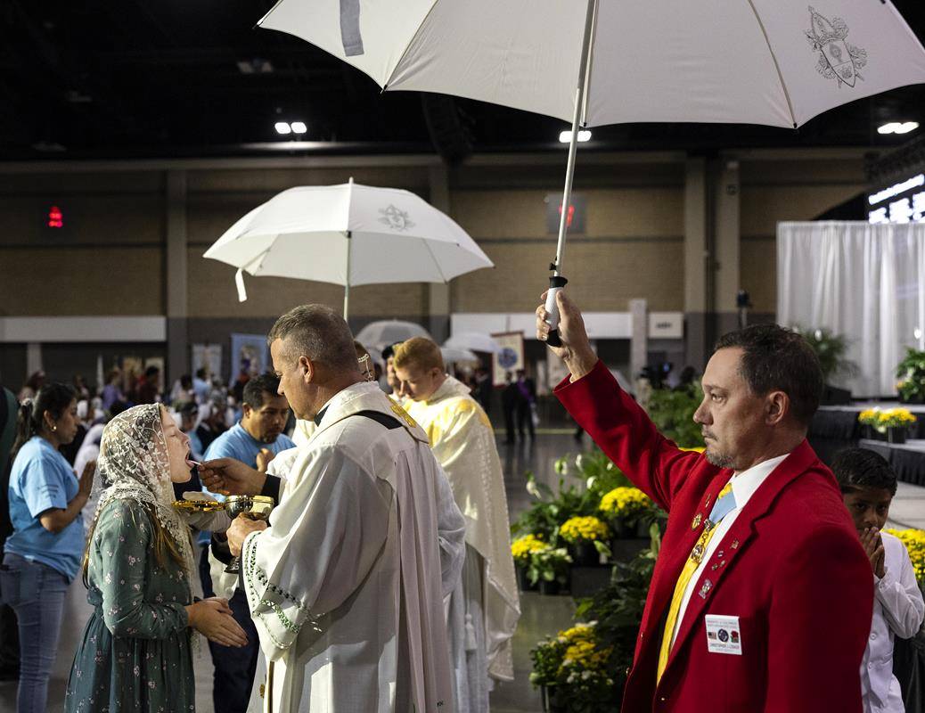 urges spiritual renewal for thousands at Eucharistic Congress