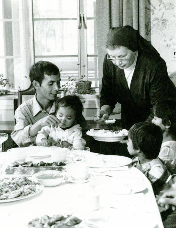 gboro_stpiusxrectory_refugeefamily_thanksgiving_1986 (Copy)