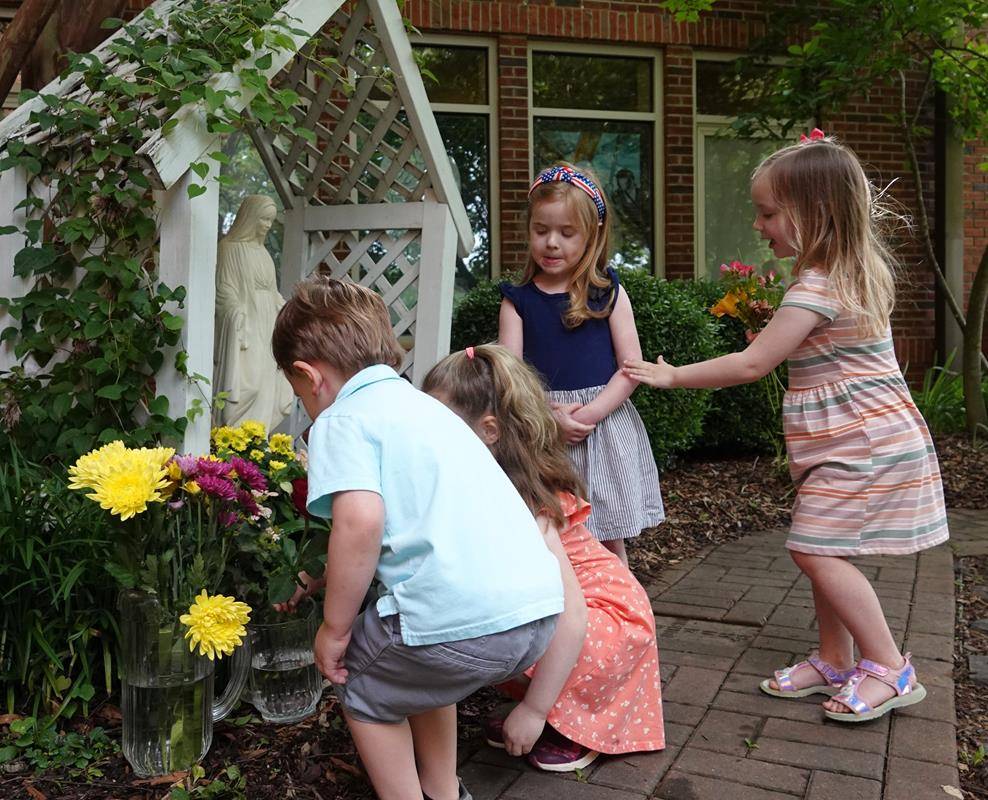 St. Mark preschoolers honor Mary.