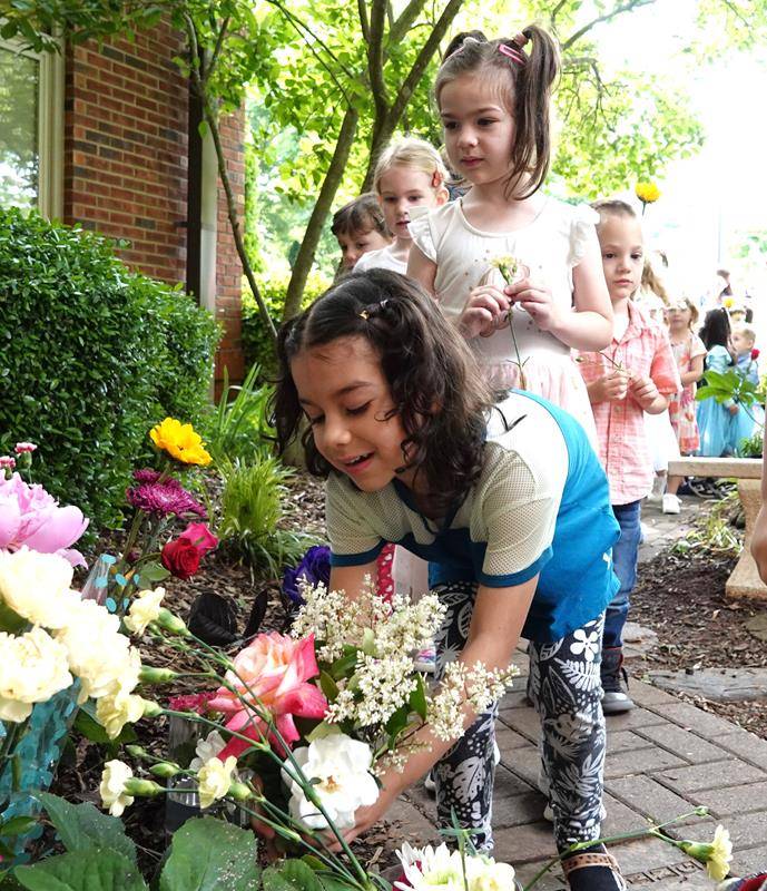 St. Mark preschoolers honor Mary.