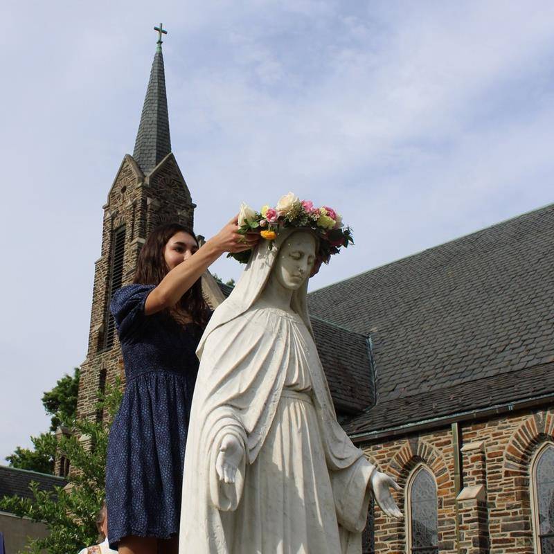 Students at St. Leo School crown Mary.