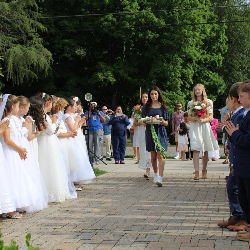 Students at St. Leo School crown Mary.