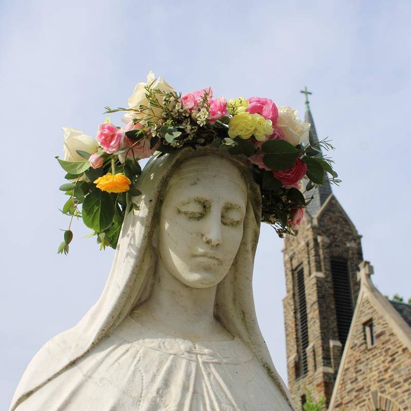 Students at St. Leo School crown Mary.