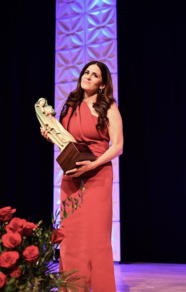 Lila Rose w MiraVia award statue of Our Lady (Copy)