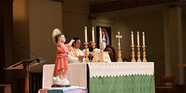 Feligreses de St. Mark celebran al Divino Niño Jesús