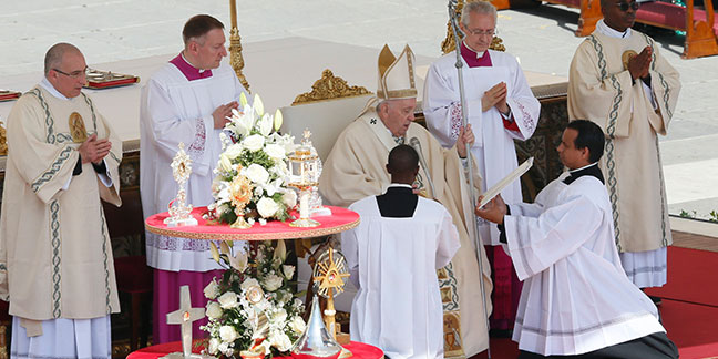 Saints' lives prove God's love for all, pope says at canonization Mass