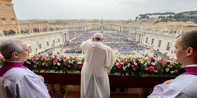 On Easter, pope asks Christ to 'roll away' the stones of war worldwide