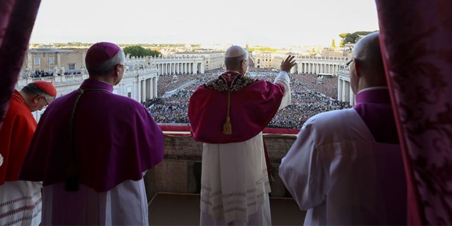 051625 pope balcony