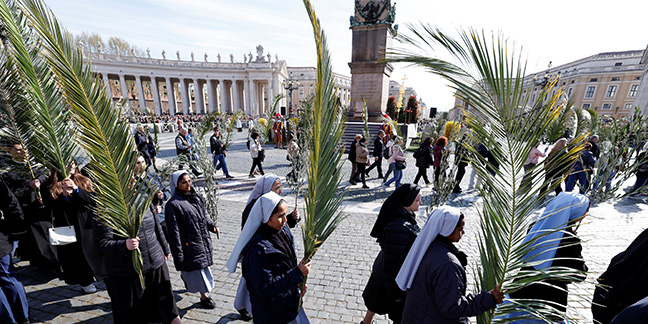 On first Palm Sunday, Pope Leo says Jesus cries out from the cross against war
