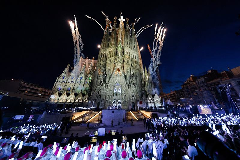 061126 pope spain 3