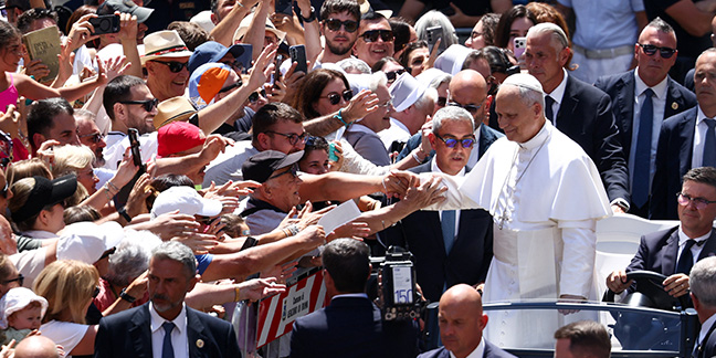 Pilgrims flock to Castel Gandolfo for Pope Leo’s first summer Angelus