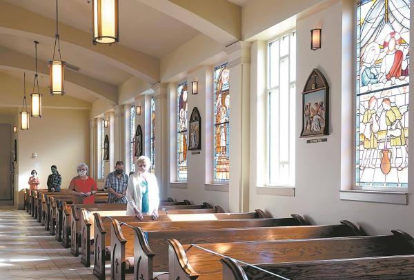Los misterios del rosario iluminan las ventanas de la Iglesia San Marcos